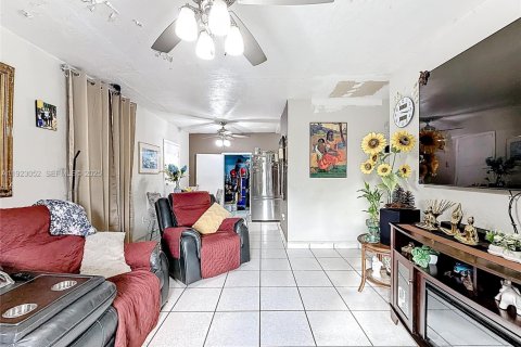 House in Opa-locka, Florida 4 bedrooms, 158.96 sq.m. № 1976787 - photo 12