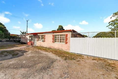 House in Opa-locka, Florida 4 bedrooms, 158.96 sq.m. № 1976787 - photo 7