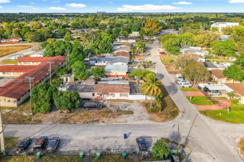 House in Opa-locka, Florida 4 bedrooms, 158.96 sq.m. № 1976787 - photo 2