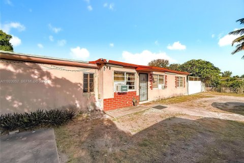 House in Opa-locka, Florida 4 bedrooms, 158.96 sq.m. № 1976787 - photo 9