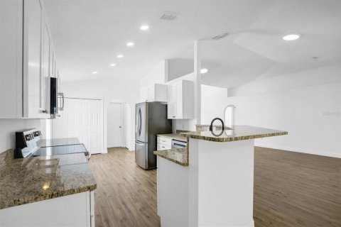 House in Haines City, Florida 3 bedrooms, 153.66 sq.m. № 2223598 - photo 12