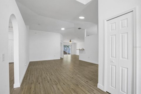 House in Haines City, Florida 3 bedrooms, 153.66 sq.m. № 2223598 - photo 6