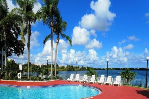 Condo in Oakland Park, Florida, 1 bedroom  № 1208105 - photo 1