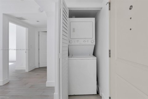Condo in Miami, Florida, 1 bedroom  № 1785861 - photo 10
