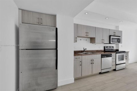 Condo in Miami, Florida, 1 bedroom  № 1785861 - photo 2
