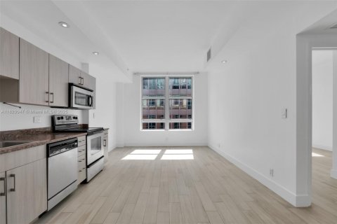 Condo in Miami, Florida, 1 bedroom  № 1785861 - photo 1