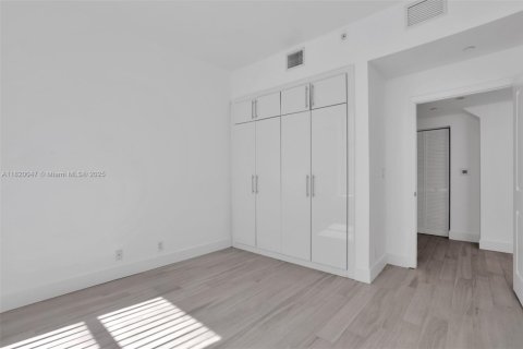 Condo in Miami, Florida, 1 bedroom  № 1785861 - photo 7