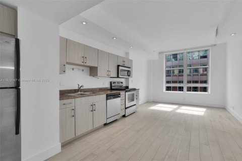 Condo in Miami, Florida, 1 bedroom  № 1785861 - photo 5