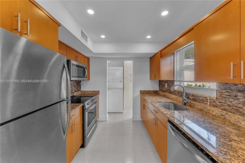 House in Coral Gables, Florida 3 bedrooms, 139.35 sq.m. № 2067565 - photo 10