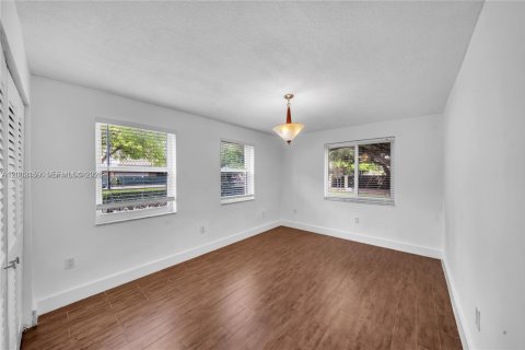 House in Coral Gables, Florida 3 bedrooms, 139.35 sq.m. № 2067565 - photo 13