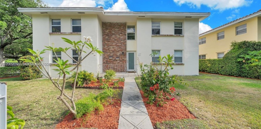 House in Coral Gables, Florida 3 bedrooms, 139.35 sq.m. № 2067565