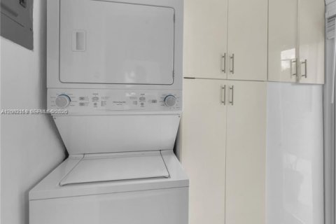 House in Coral Gables, Florida 3 bedrooms, 139.35 sq.m. № 2067565 - photo 12