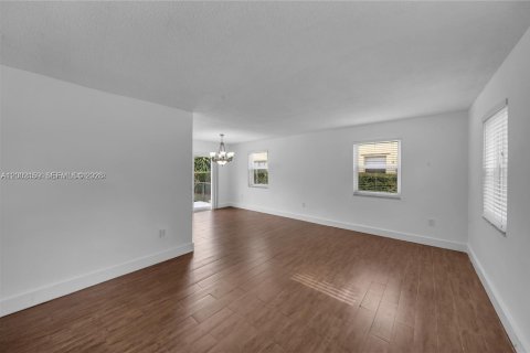 House in Coral Gables, Florida 3 bedrooms, 139.35 sq.m. № 2067565 - photo 7