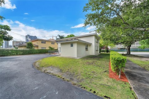 House in Coral Gables, Florida 3 bedrooms, 139.35 sq.m. № 2067565 - photo 5