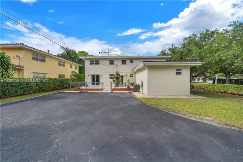 House in Coral Gables, Florida 3 bedrooms, 139.35 sq.m. № 2067565 - photo 6