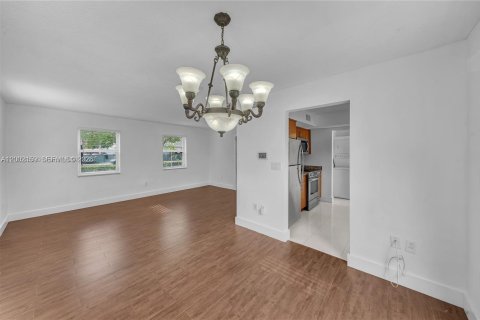 House in Coral Gables, Florida 3 bedrooms, 139.35 sq.m. № 2067565 - photo 9