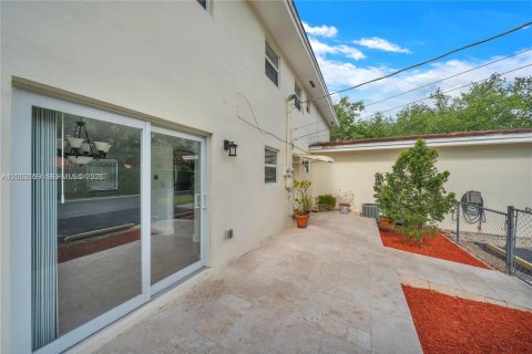 House in Coral Gables, Florida 3 bedrooms, 139.35 sq.m. № 2067565 - photo 14
