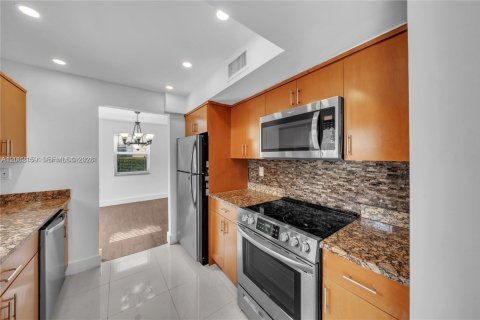 House in Coral Gables, Florida 3 bedrooms, 139.35 sq.m. № 2067565 - photo 11