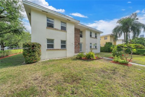 House in Coral Gables, Florida 3 bedrooms, 139.35 sq.m. № 2067565 - photo 2