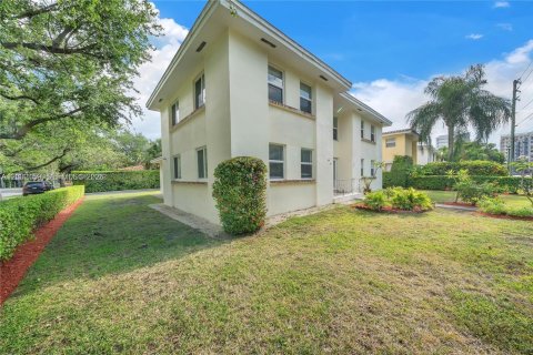 House in Coral Gables, Florida 3 bedrooms, 139.35 sq.m. № 2067565 - photo 3