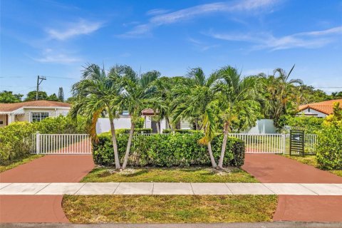 Casa en venta en North Miami Beach, Florida, 4 dormitorios, 126.16 m2 № 1874846 - foto 1