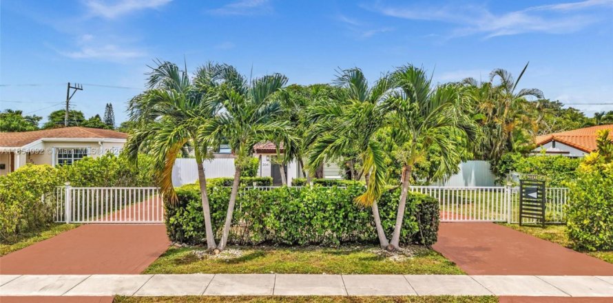 Casa en North Miami Beach, Florida 4 dormitorios, 126.16 m2 № 1874846
