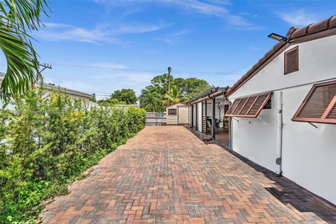 Casa en venta en North Miami Beach, Florida, 4 dormitorios, 126.16 m2 № 1874846 - foto 2