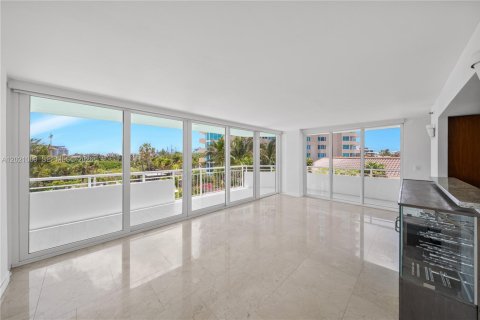Copropriété à louer à Miami Beach, Floride: 2 chambres, 118.82 m2 № 2168229 - photo 6
