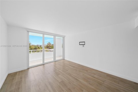 Copropriété à louer à Miami Beach, Floride: 2 chambres, 118.82 m2 № 2168229 - photo 25