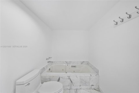 Copropriété à louer à Miami Beach, Floride: 2 chambres, 118.82 m2 № 2168229 - photo 27