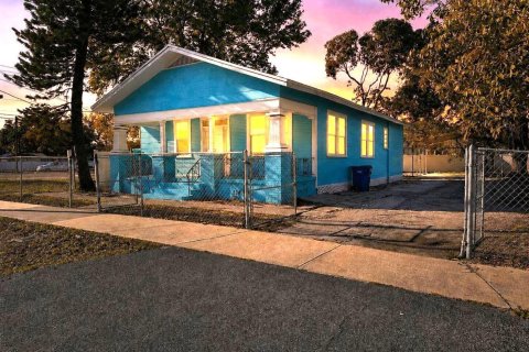 House in Tampa, Florida 3 bedrooms, 102.94 sq.m. № 2265374