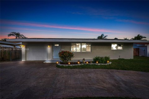 Casa en Pembroke Pines, Florida 2 dormitorios, 81.2 m2 № 1999508