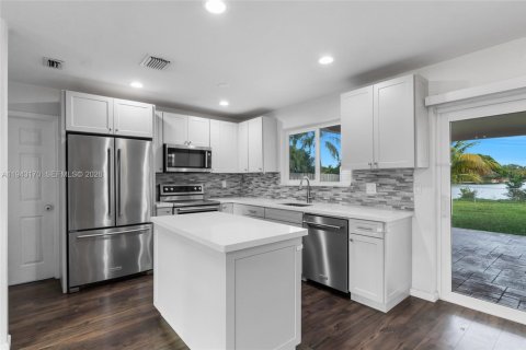 Casa en venta en Pembroke Pines, Florida, 2 dormitorios, 81.2 m2 № 1999508 - foto 3