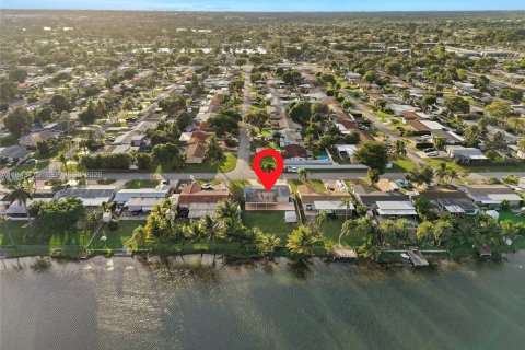 Casa en venta en Pembroke Pines, Florida, 2 dormitorios, 81.2 m2 № 1999508 - foto 6