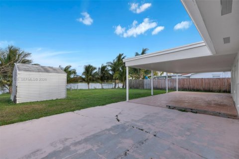 Casa en venta en Pembroke Pines, Florida, 2 dormitorios, 81.2 m2 № 1999508 - foto 25