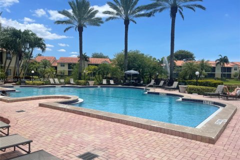 Condo in Pompano Beach, Florida, 2 bedrooms  № 1860349 - photo 25