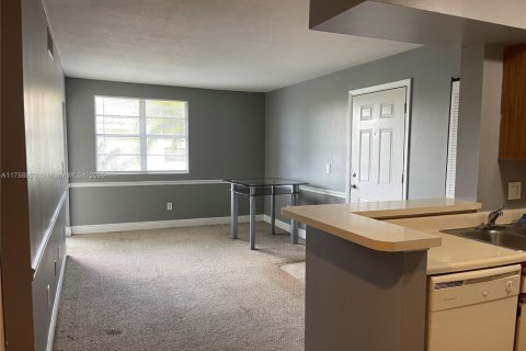 Condo in Pompano Beach, Florida, 2 bedrooms  № 1860349 - photo 3
