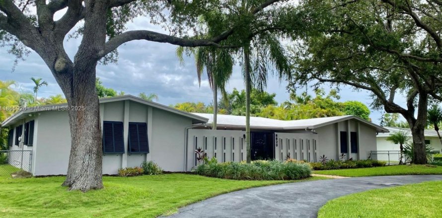House in Palmetto Bay, Florida 4 bedrooms, 191.94 sq.m. № 1880207