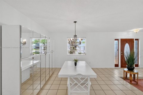 House in Palmetto Bay, Florida 4 bedrooms, 191.94 sq.m. № 1880207 - photo 10