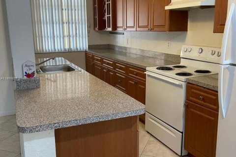 Condo in Hallandale Beach, Florida, 1 bedroom  № 2022486 - photo 13