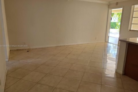 Condo in Hallandale Beach, Florida, 1 bedroom  № 2022486 - photo 5