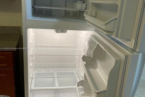 Condo in Hallandale Beach, Florida, 1 bedroom  № 2022486 - photo 4