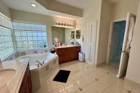 House in Coral Springs, Florida 4 bedrooms, 212.1 sq.m. № 1985582 - photo 22