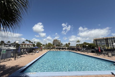 Condominio en Hallandale Beach, Florida, 2 dormitorios  № 2006670