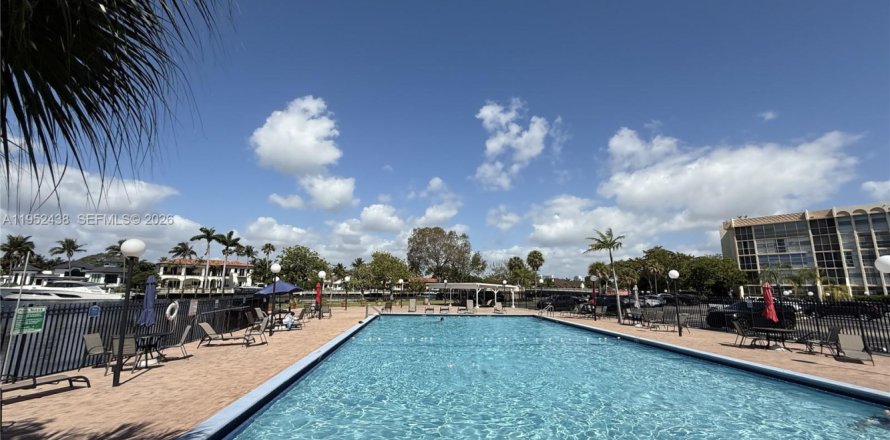 Condominio en Hallandale Beach, Florida, 2 dormitorios  № 2006670