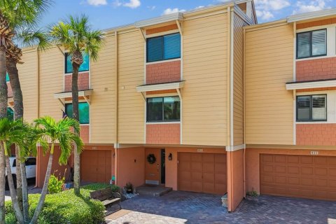 Condo in Treasure Island, Florida, 2 bedrooms  № 1907521 - photo 1