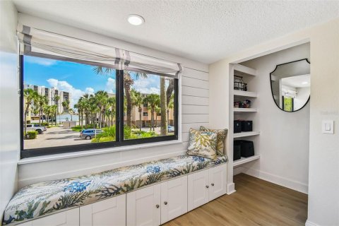 Condo in Treasure Island, Florida, 2 bedrooms  № 1907521 - photo 25