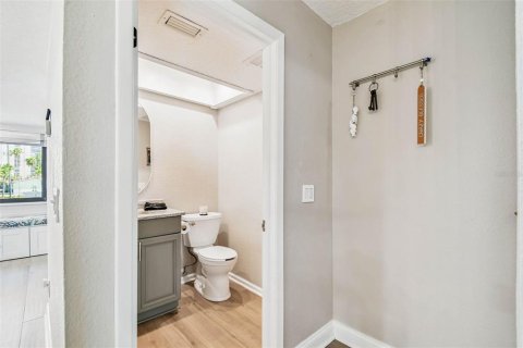 Condo in Treasure Island, Florida, 2 bedrooms  № 1907521 - photo 19