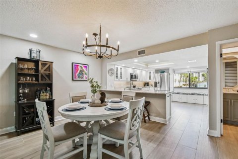 Condo in Treasure Island, Florida, 2 bedrooms  № 1907521 - photo 21