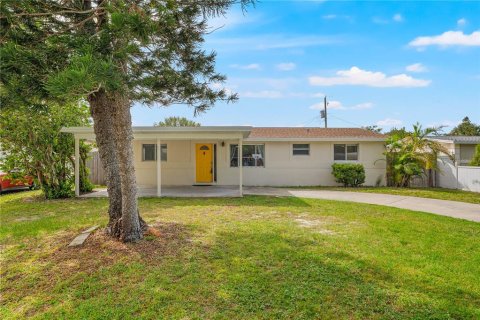 House in Saint Petersburg, Florida 4 bedrooms, 145.86 sq.m. № 1826959 - photo 1